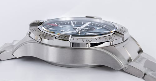9' Side Shot of Avenger B01 Chronograph 44