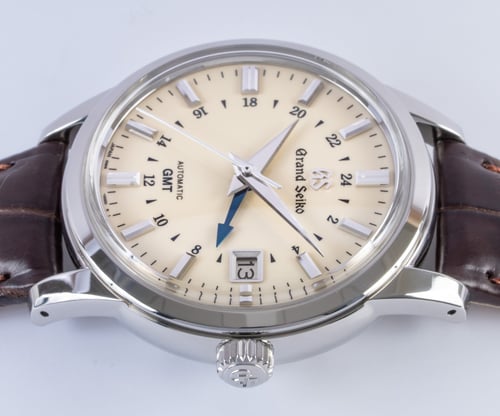 Crown Side Shot of GMT Elegance