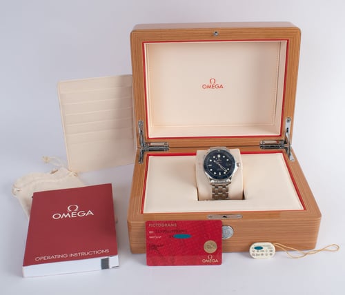 Box / Paper shot of Seamaster Diver 300M