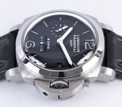 Crown Side Shot of Luminor 1950 8 Days GMT