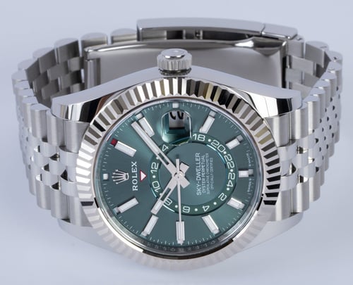 Front View of Sky-Dweller