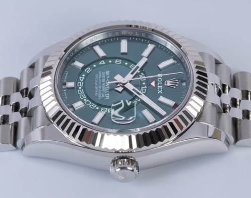 Crown Side Shot of Sky-Dweller
