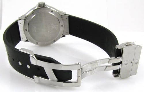 Open Clasp Shot of Classic Grand Quantieme