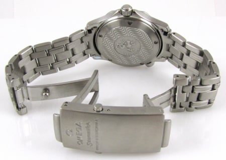 Open Clasp Shot of Seamaster Professional Midsize