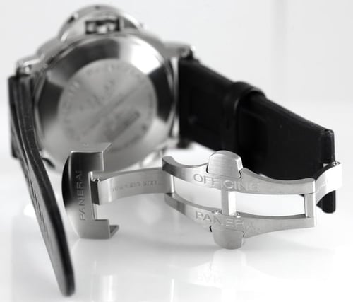 Open Clasp Shot of Luminor Submersible