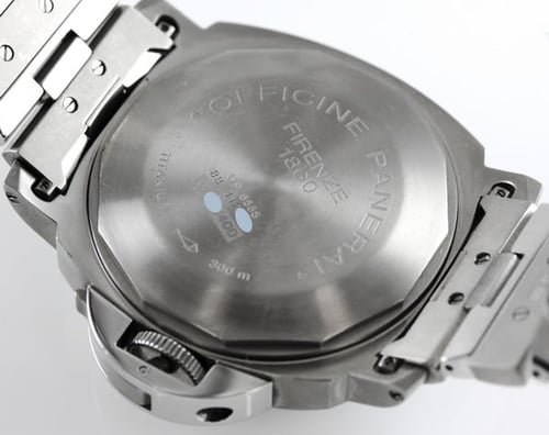 Caseback of Luminor Marina