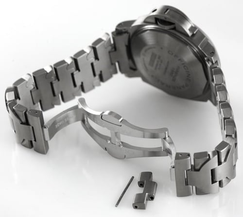 Open Clasp Shot of Luminor Marina