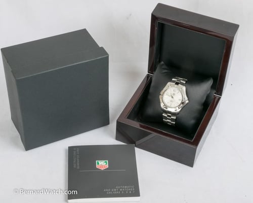Box / Paper shot of Aquaracer Auto