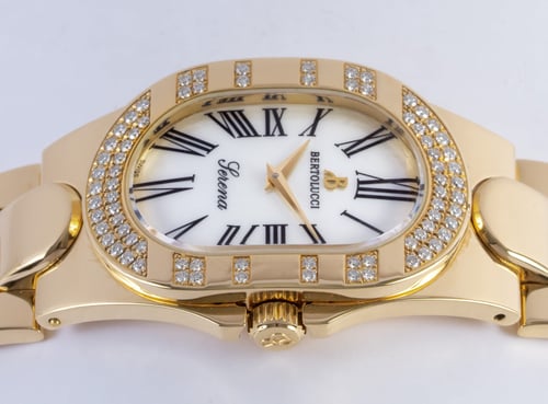 Crown Side Shot of Ladies Serena