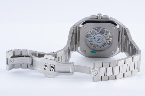 Open Clasp Shot of BR 05
