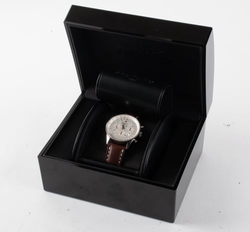 Box / Paper shot of Navitimer