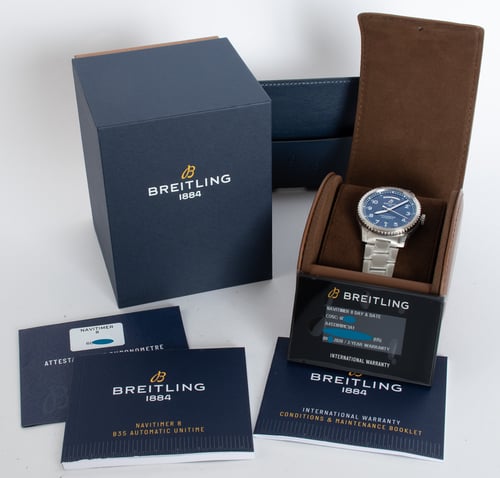 Box / Paper shot of Navitimer 8