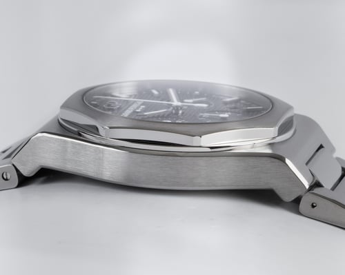 9' Side Shot of Laureato Chronograph Ti49