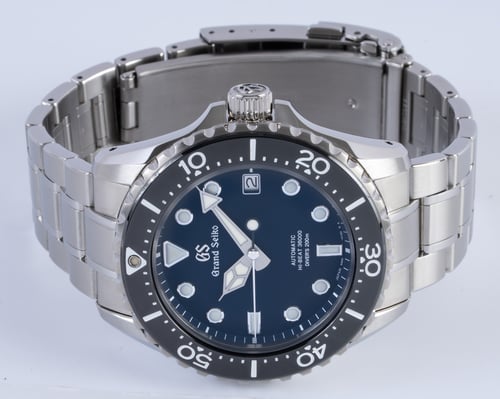 Front View of Hi-Beat 36000 Professional 600m Diver