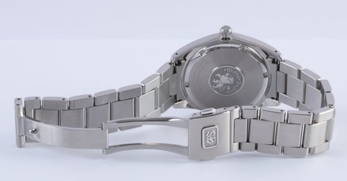 Open Clasp Shot of Heritage Quartz 37