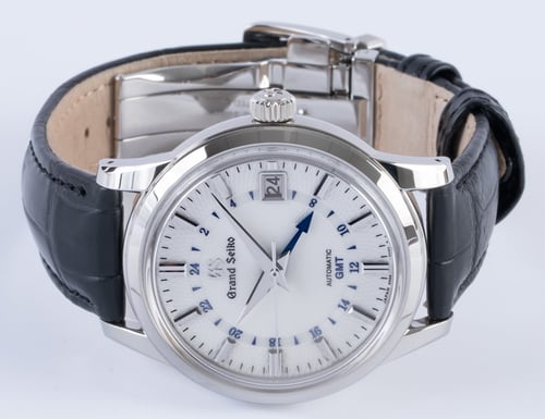 Front View of Elegance GMT 'Snowdrop'