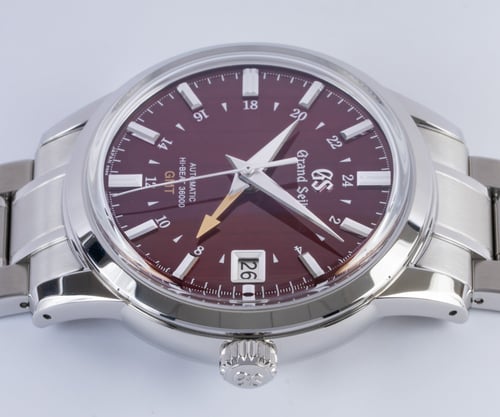 Crown Side Shot of Elegance Hi-Beat 36000 GMT 'Yuka Momiji'