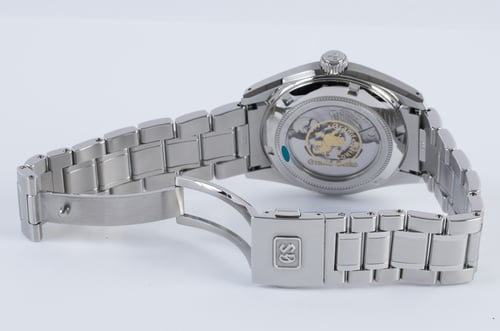 Open Clasp Shot of Heritage Summer 'Rikka'