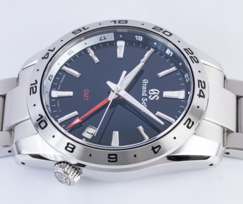 Crown Side Shot of Sport GMT 39 Quartz