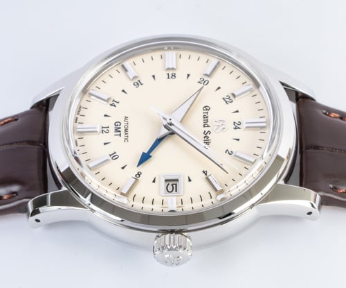 Crown Side Shot of GMT Elegance