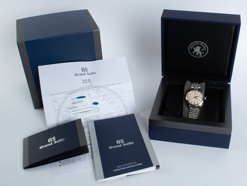 Box / Paper shot of Elegance