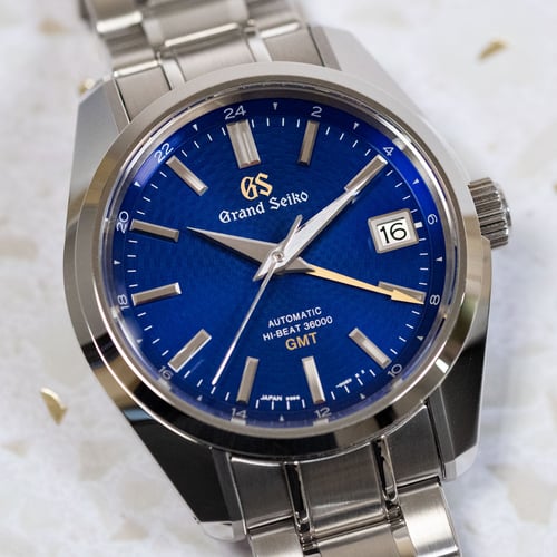 Stylied photo of  of Heritage Hi-Beat GMT 'Peacock'