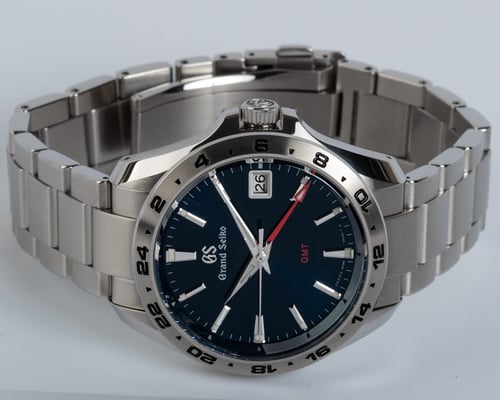 Front View of Quartz Sport GMT