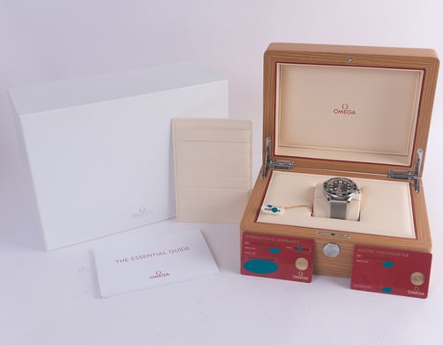 Box / Paper shot of Seamaster Diver 300M