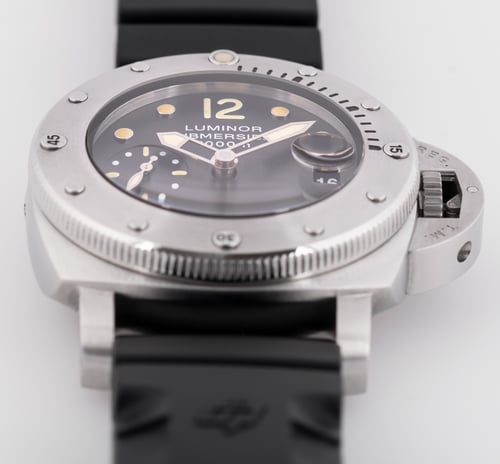 Front Shot  of Luminor 1950 1000m Submersible -Tritium