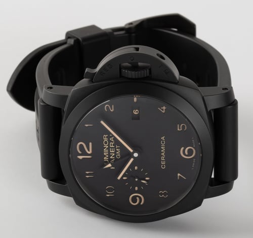 Front View of Luminor 3 Days GMT Ceramica
