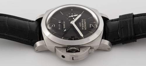 Crown Side Shot of Luminor 1950 8 Days GMT