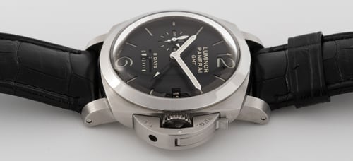 Crown Side Shot of Luminor 1950 8 Days GMT