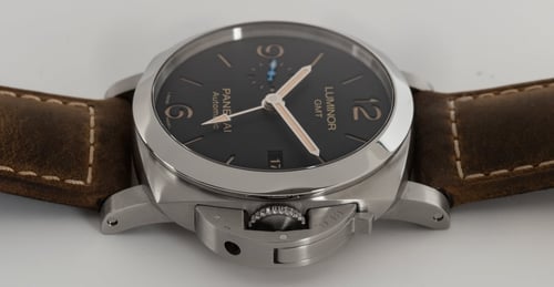 Crown Side Shot of Luminor 1950 3 Days GMT