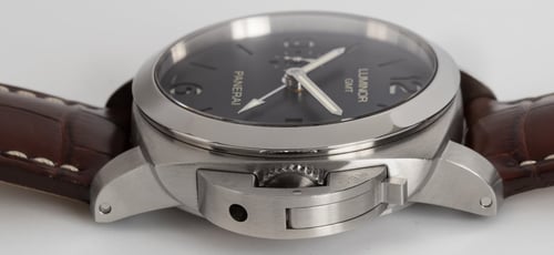 Crown Side Shot of Luminor 1950 3 Days GMT