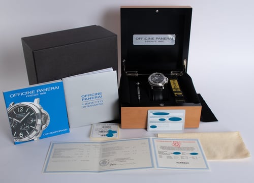 Box / Paper shot of Luminor Submersible 'Tritium Dial'