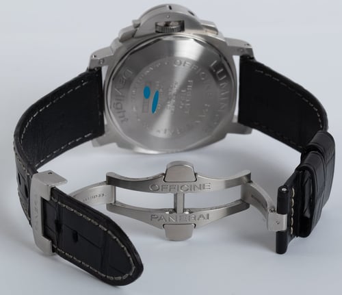 Open Clasp Shot of Luminor Daylight Chronograph