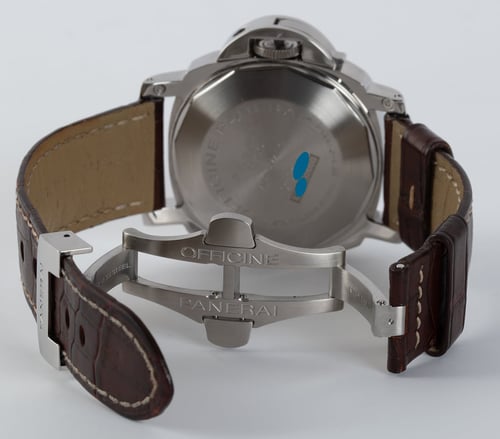 Open Clasp Shot of Luminor Marina