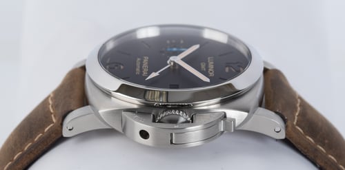 Crown Side Shot of Luminor 1950 3 Days GMT