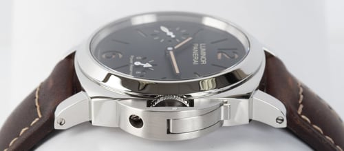 Crown Side Shot of Luminor 8 Days Power Reserve