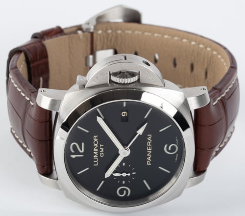 Front View of Luminor 1950 3 Days GMT