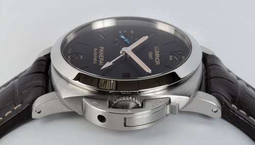 Crown Side Shot of Luminor 1950 3 Days GMT