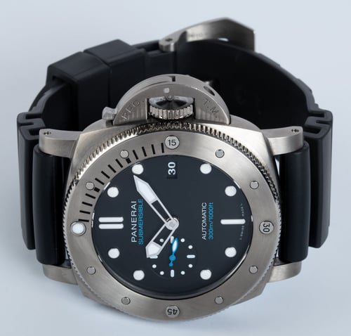 Front View of Luminor Submersible 1950 3 Days Titanio