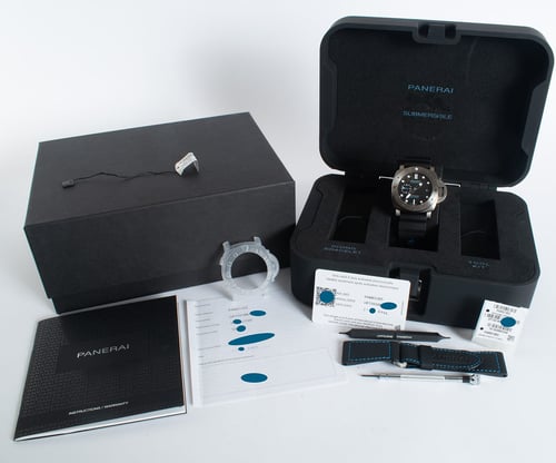 Box / Paper shot of Luminor Submersible 1950 3 Days Titanio