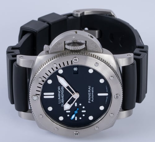Front View of Luminor Submersible 1950 3 Days Auto 42mm