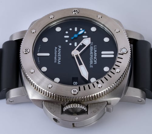 Crown Side Shot of Luminor Submersible 1950 3 Days Auto 42mm