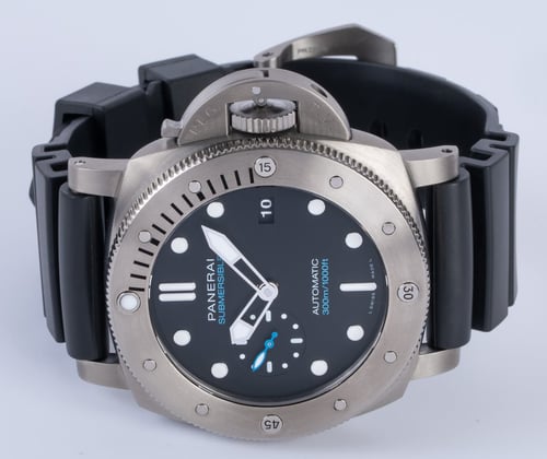 Front View of Luminor Submersible 1950 3 Days Titanio