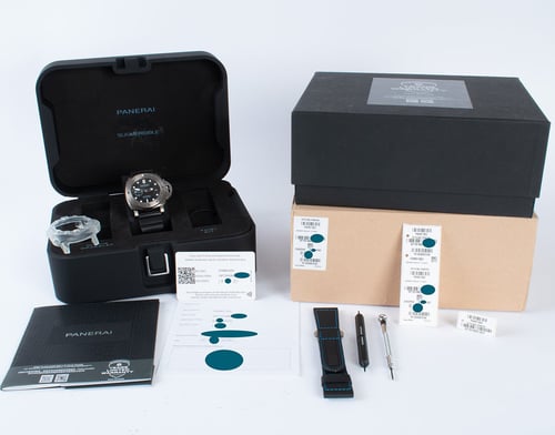 Box / Paper shot of Luminor Submersible 1950 3 Days Titanio