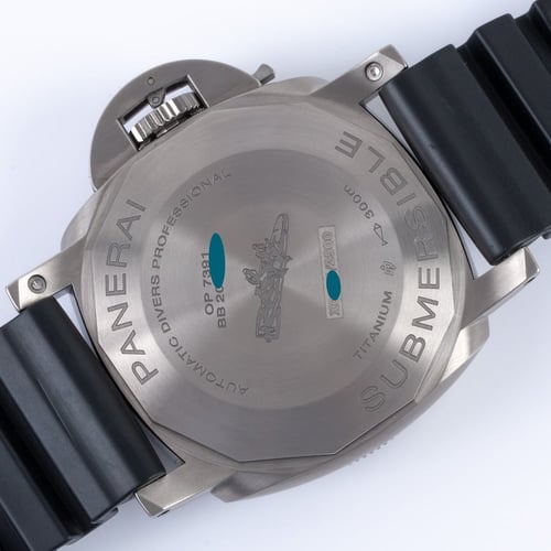 Caseback of Luminor Submersible 1950 3 Days Titanio