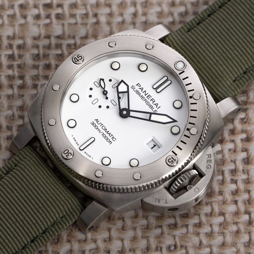 Stylied photo of  of Submersible QuarantaQuattro Bianco