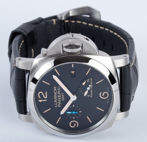 Front View of Luminor Marina 1950 3 Days GMT
